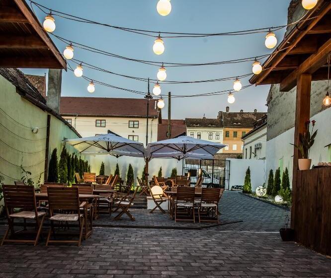 تختخواب و صبحانه Teatro