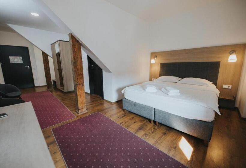 تختخواب و صبحانه Teatro