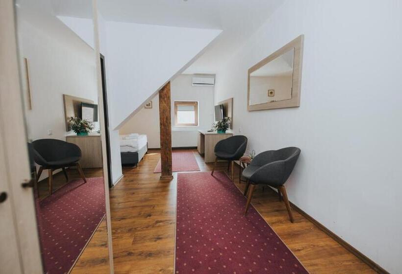 تختخواب و صبحانه Teatro