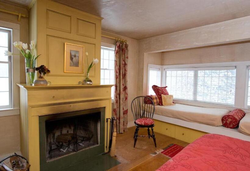 Отель The Old Inn On The Green