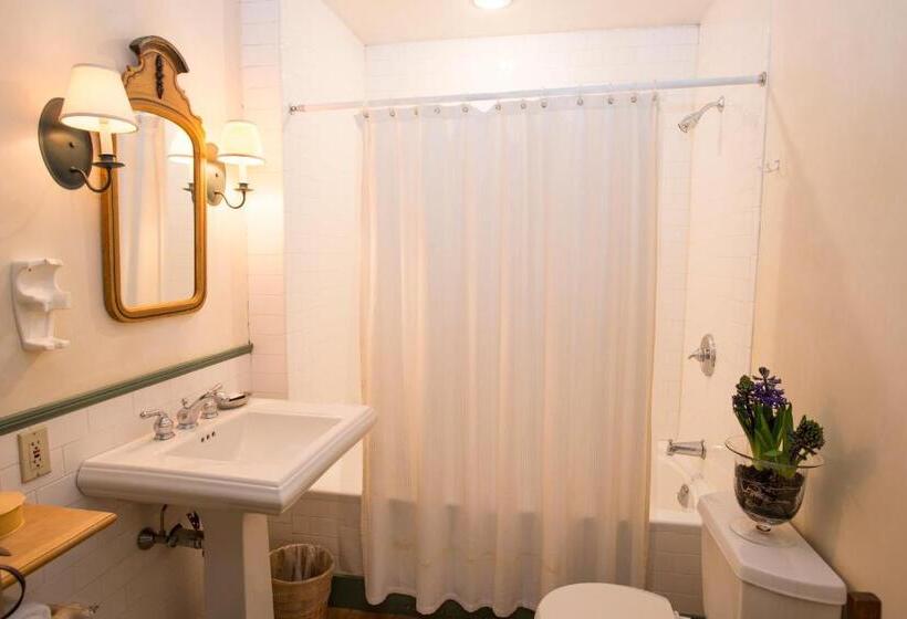 Отель The Old Inn On The Green