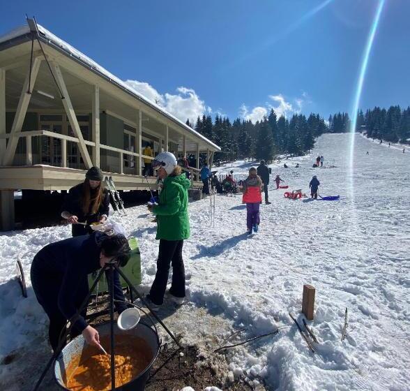 تختخواب و صبحانه Mountain Rest Pension