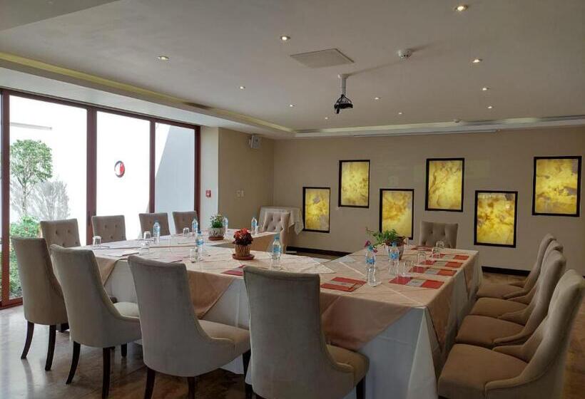 Hotel Medina Del Lago