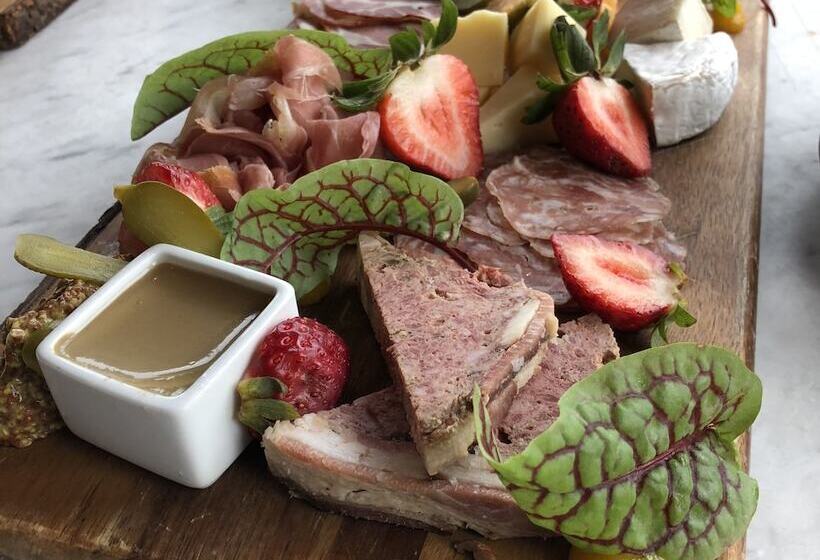 هتل The Waterford Inn