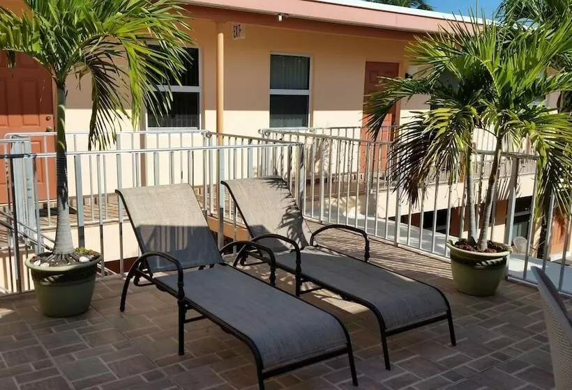 Lago Mar Motel And Apartments