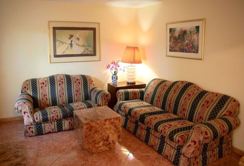 Lago Mar Motel And Apartments