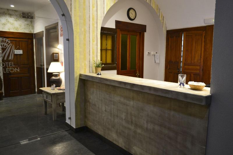 هتل Alda Via Leon