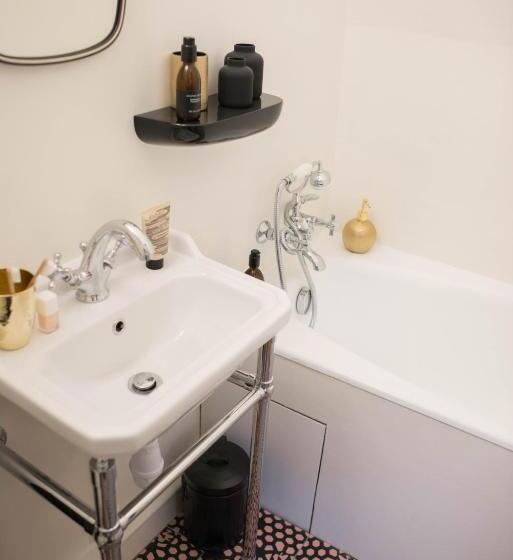 هتل Marnie Et Mister H