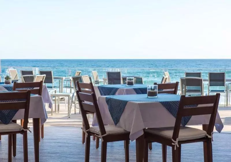 ホテル On The Beach Guest House