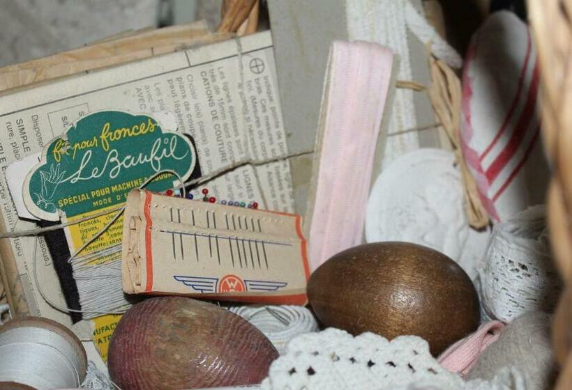 تختخواب و صبحانه La Chambre De Marie