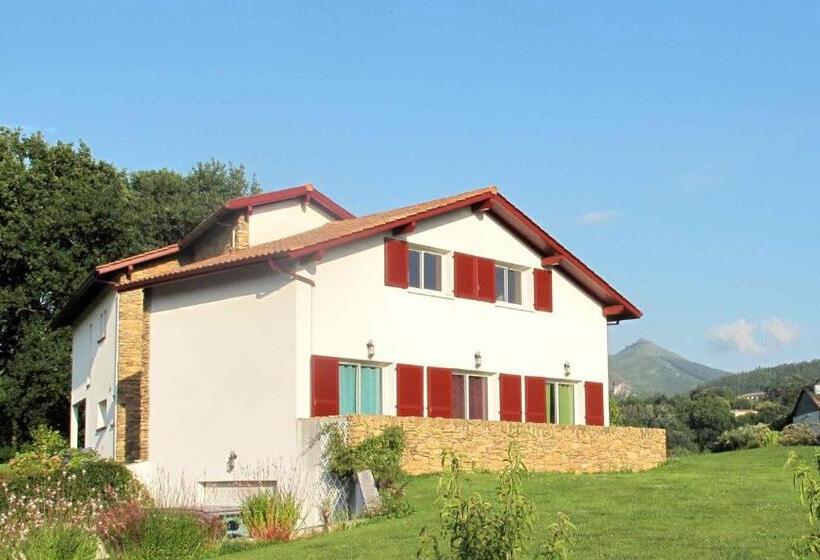 تختخواب و صبحانه Apitoki