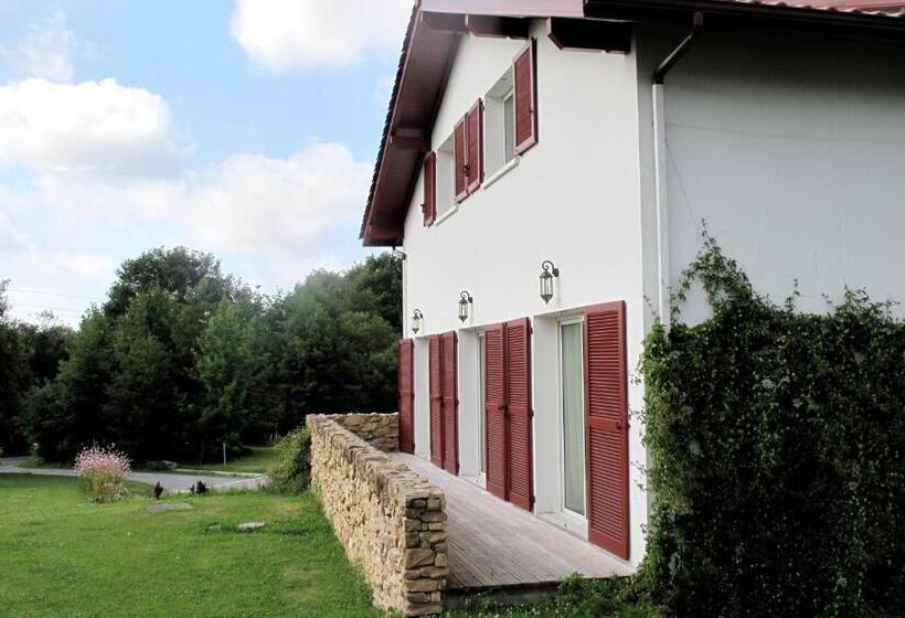 تختخواب و صبحانه Apitoki