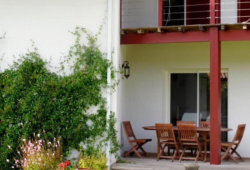 تختخواب و صبحانه Apitoki