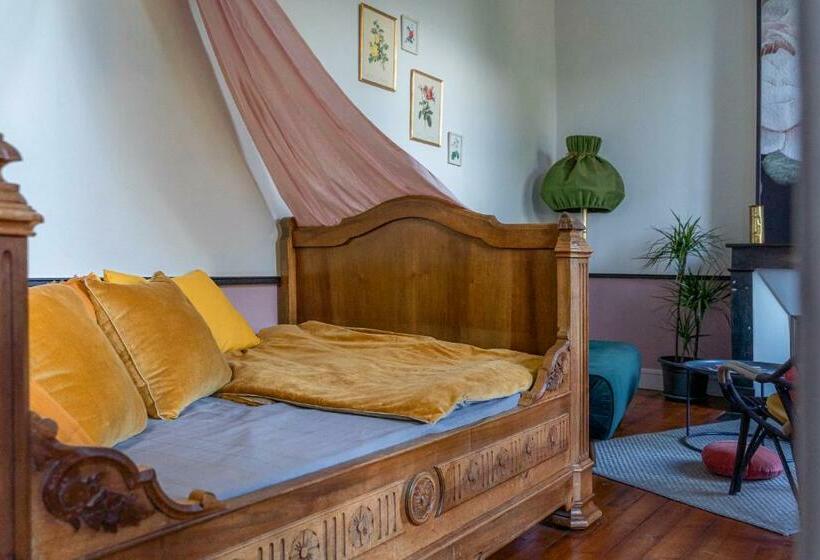 مبيت وإفطار H De Surgères