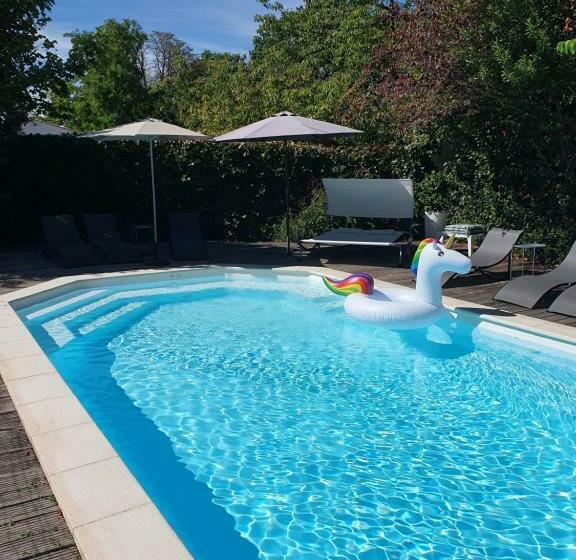 مبيت وإفطار H De Surgères