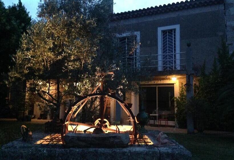 تختخواب و صبحانه Les Jardins Du Rebaut