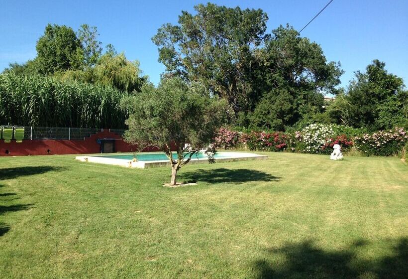 تختخواب و صبحانه Les Jardins Du Rebaut