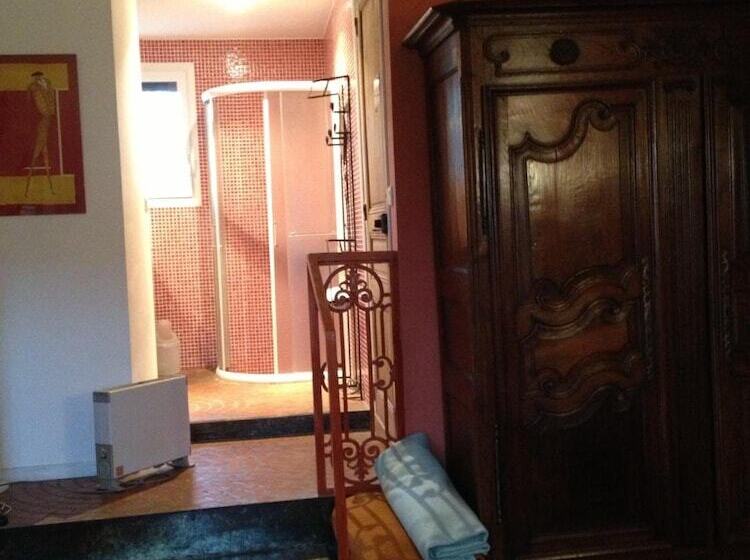 تختخواب و صبحانه Les Jardins Du Rebaut