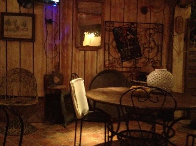 تختخواب و صبحانه Les Jardins Du Rebaut