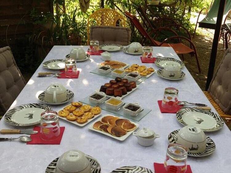 تختخواب و صبحانه Les Jardins Du Rebaut