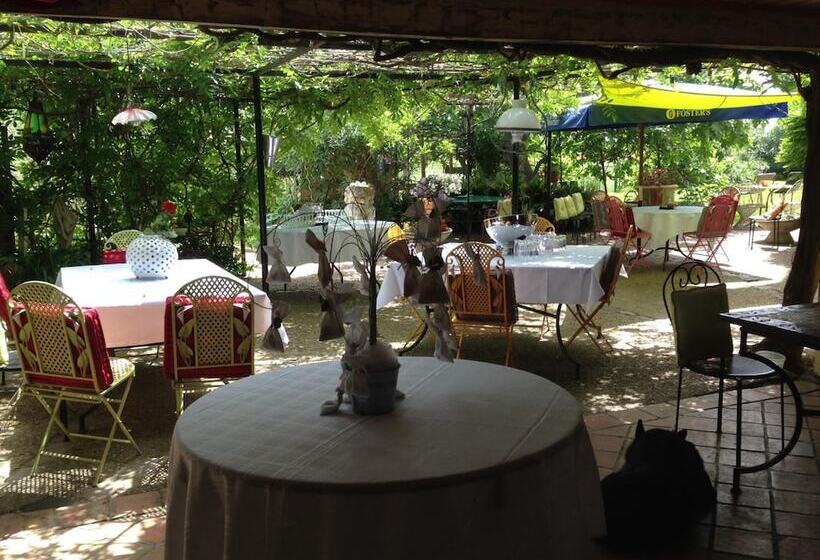 تختخواب و صبحانه Les Jardins Du Rebaut