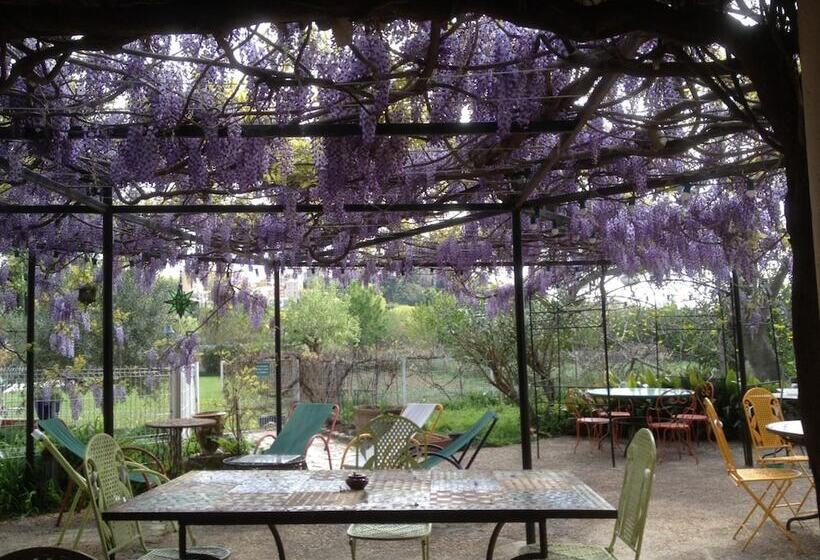 تختخواب و صبحانه Les Jardins Du Rebaut