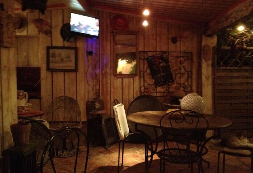 تختخواب و صبحانه Les Jardins Du Rebaut