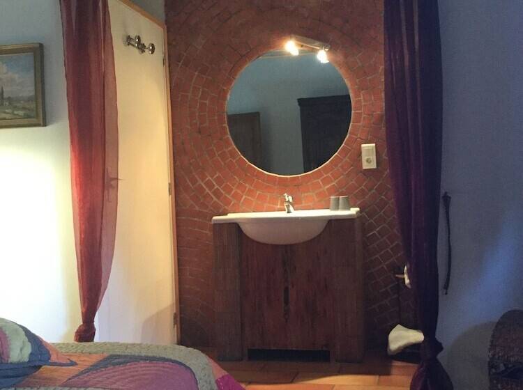 تختخواب و صبحانه Les Jardins Du Rebaut