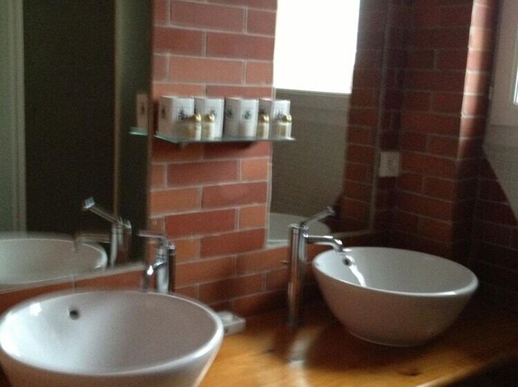 تختخواب و صبحانه Les Jardins Du Rebaut