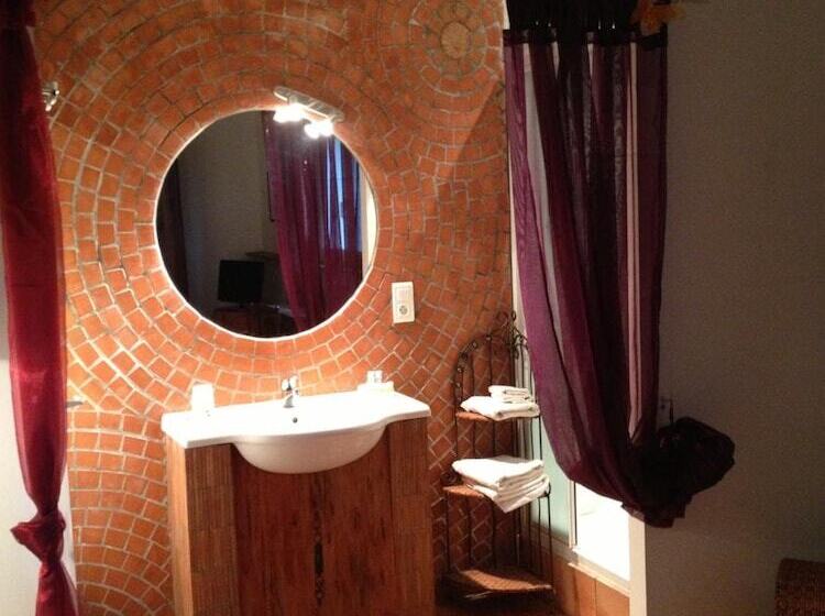 تختخواب و صبحانه Les Jardins Du Rebaut