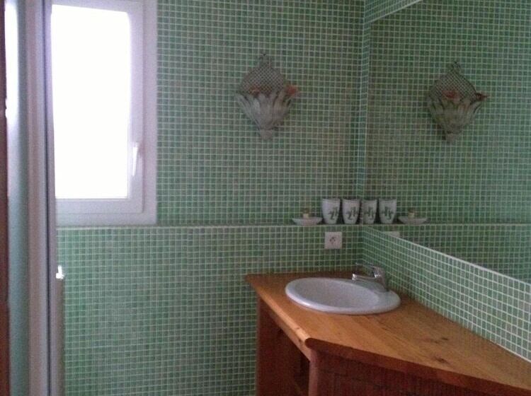 تختخواب و صبحانه Les Jardins Du Rebaut