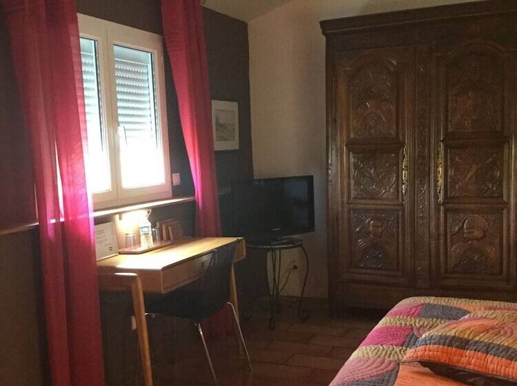 تختخواب و صبحانه Les Jardins Du Rebaut