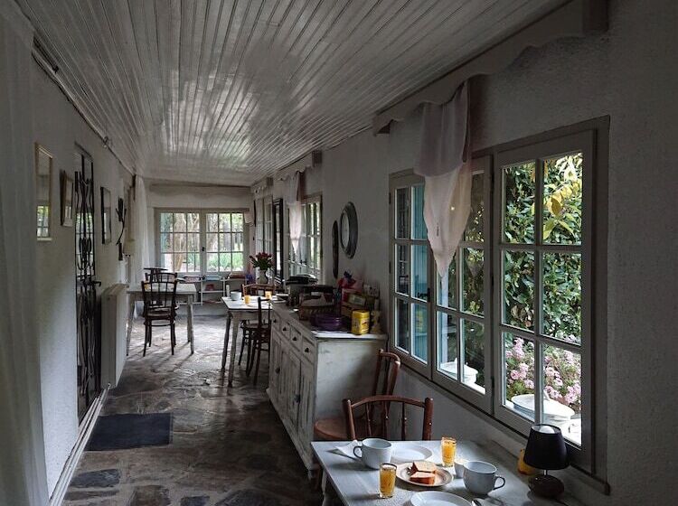 مبيت وإفطار Les Montades Chambres D Hôtes