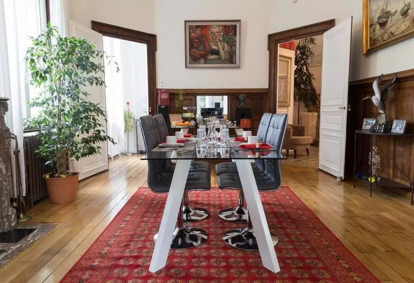 تختخواب و صبحانه La Villa De La Paix