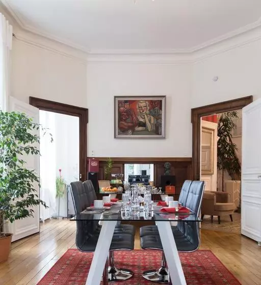 تختخواب و صبحانه La Villa De La Paix