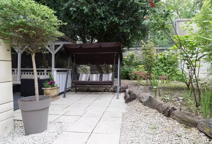 تختخواب و صبحانه La Villa De La Paix