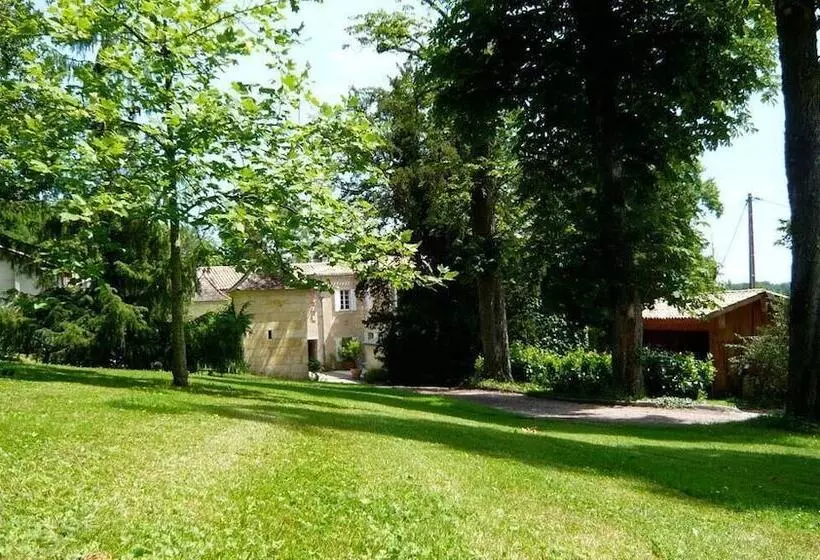 تختخواب و صبحانه Chateau Le Baudou