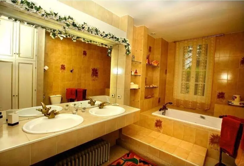 تختخواب و صبحانه Chateau Le Baudou