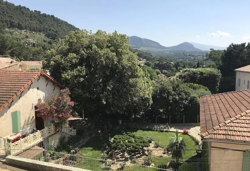 تختخواب و صبحانه La Maison Des Remparts