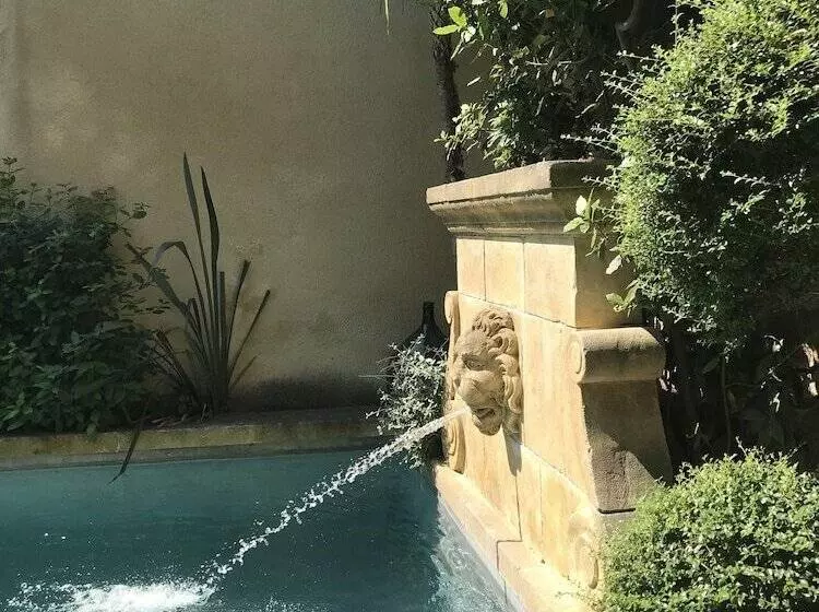 تختخواب و صبحانه La Maison Des Remparts
