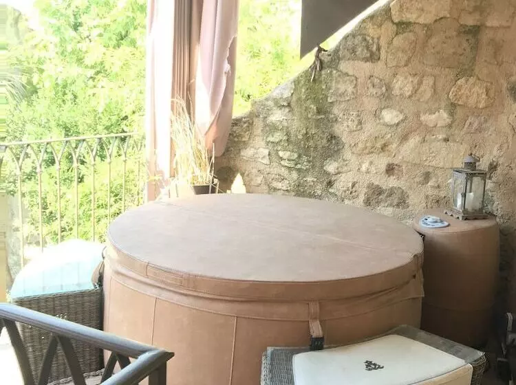 تختخواب و صبحانه La Maison Des Remparts