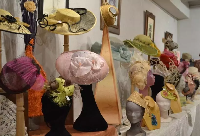 تختخواب و صبحانه Les Ateliers D'art