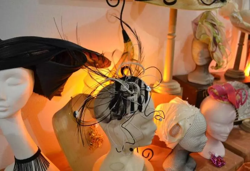 تختخواب و صبحانه Les Ateliers D'art