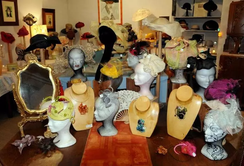 تختخواب و صبحانه Les Ateliers D'art