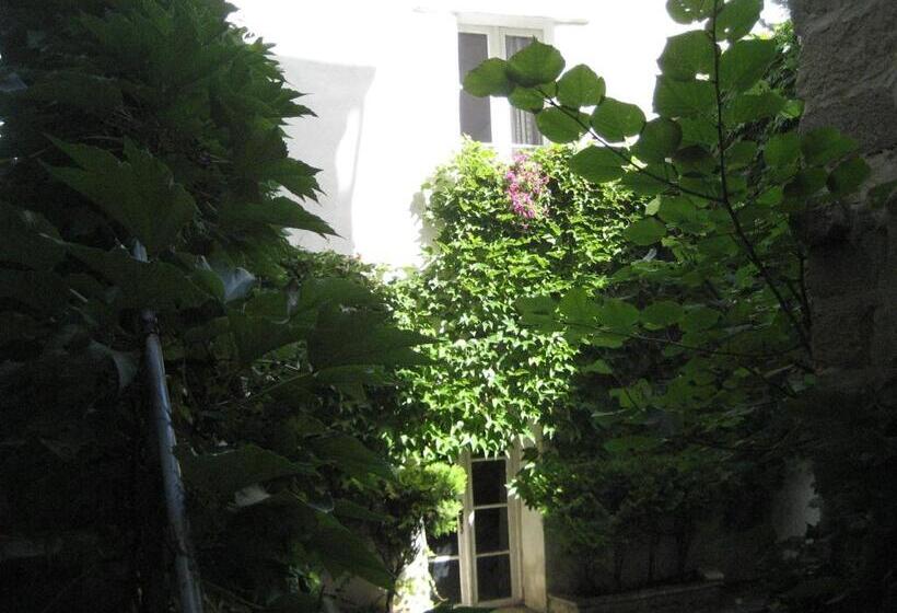 تختخواب و صبحانه Maison D Hôtes De L Evêché