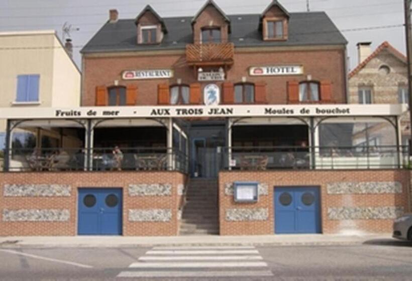 Отель Aux Trois Jean