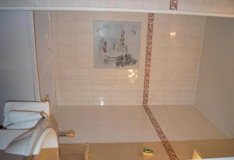 Отель Aux Trois Jean