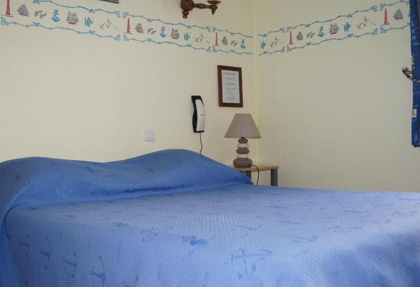 Отель Aux Trois Jean