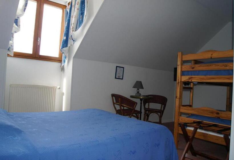 Отель Aux Trois Jean