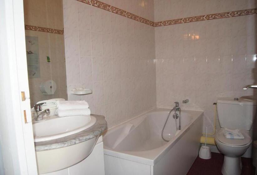 Отель Aux Trois Jean